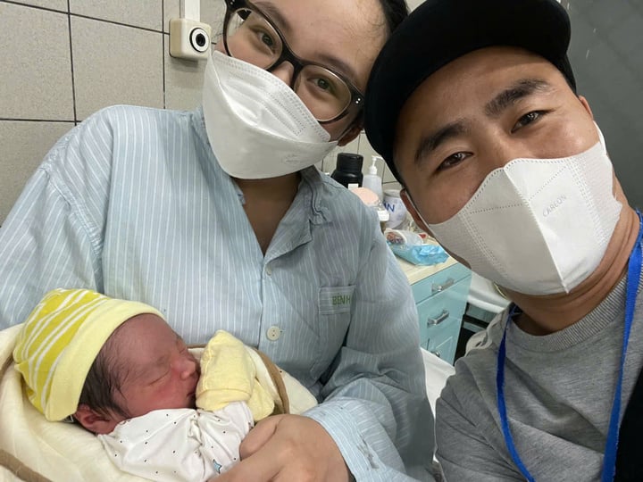 Sản phụ đẻ rơi tại nhà, lên mạng tìm ân nhân lái taxi đưa tới bệnh viện- Ảnh 2. Sản phụ đẻ rơi tại nhà, lên mạng tìm ân nhân lái taxi đưa tới bệnh viện- Ảnh 2.