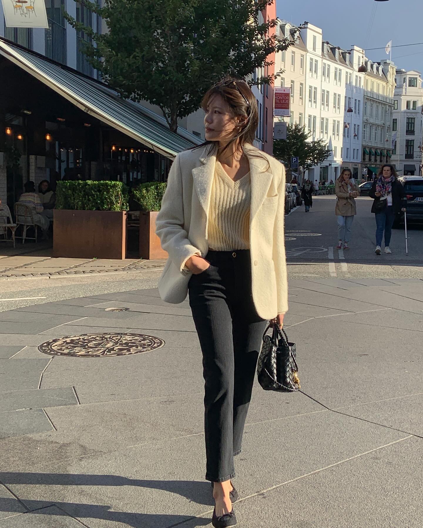 10 Möglichkeiten, einen Blazer im minimalistischen Stil zu tragen, geeignet für Frauen, die keine aufwendigen Outfits kombinieren möchten – Foto 4.