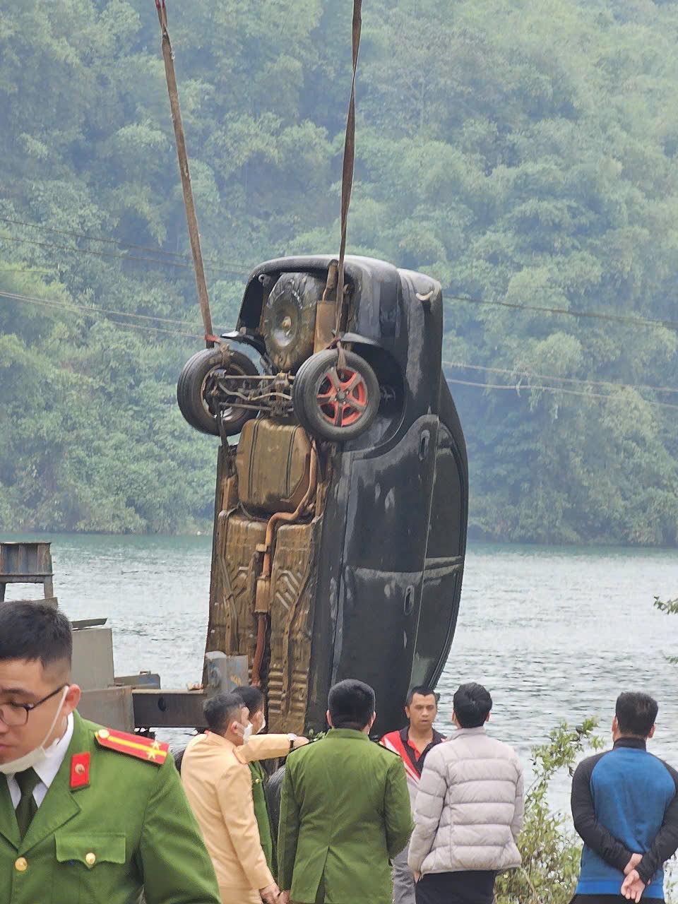 Xác định danh tính người đàn ông tử vong trong ô tô rơi xuống sông Đà ở Hòa Bình- Ảnh 1. Xác định danh tính người đàn ông tử vong trong ô tô rơi xuống sông Đà ở Hòa Bình- Ảnh 1.