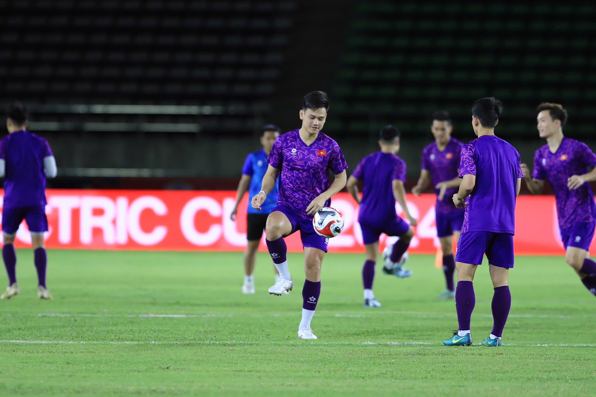 Tóm dính ông Park Hang-seo và bà xã sang Lào cổ vũ ĐT Việt Nam đá AFF Cup, không còn là HLV vẫn trọng nghĩa tình- Ảnh 5.