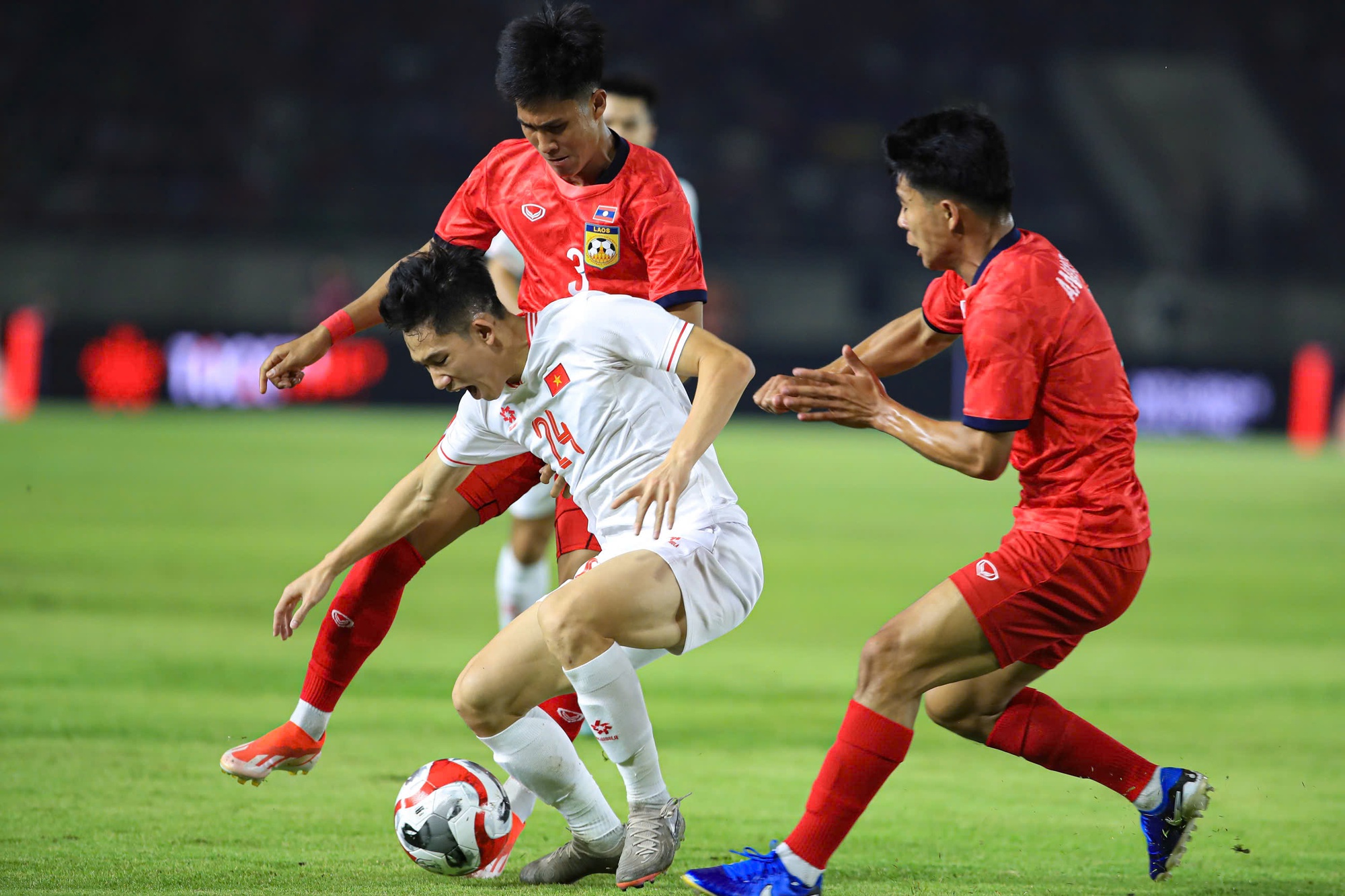 HLV Phạm Minh Đức: &Ocirc;ng Kim Sang-sik thay người rất kịp thời, Duy Mạnh may mắn tho&aacute;t thẻ đỏ- Ảnh 1.