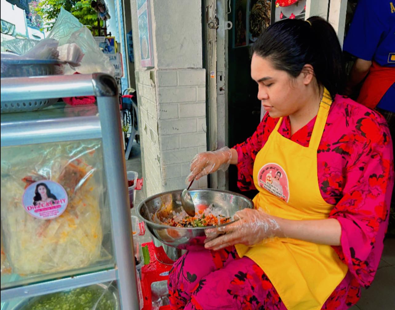 Bán tận 50k/bịch bánh tráng trộn, Diva Cát Thy gây tranh cãi vì giá đắt ngang 1 bát phở, netizen nói gì?- Ảnh 2. Bán tận 50k/bịch bánh tráng trộn, Diva Cát Thy gây tranh cãi vì giá đắt ngang 1 bát phở, netizen nói gì?- Ảnh 2.