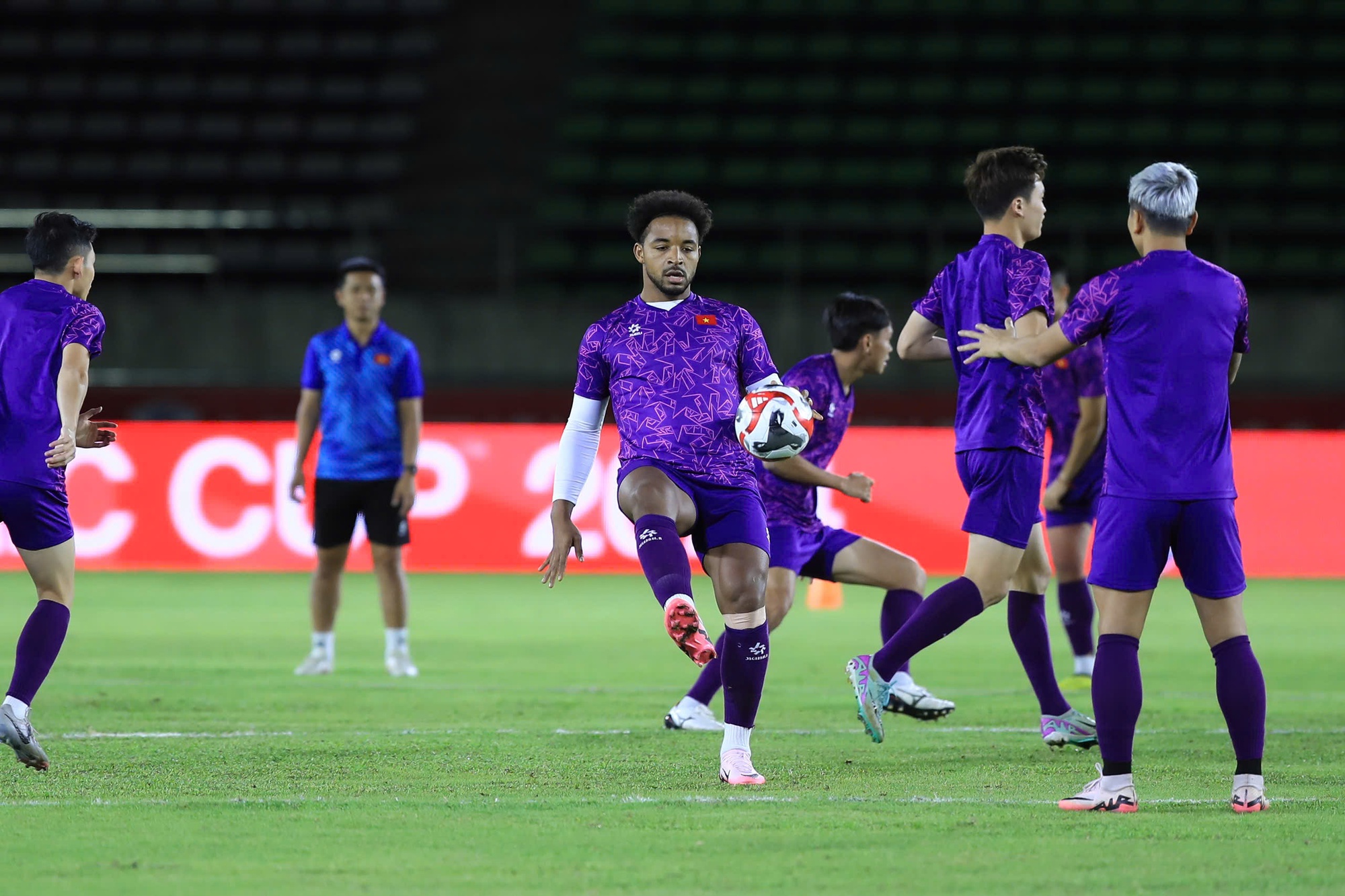 Tóm dính ông Park Hang-seo và bà xã sang Lào cổ vũ ĐT Việt Nam đá AFF Cup, không còn là HLV vẫn trọng nghĩa tình- Ảnh 8.