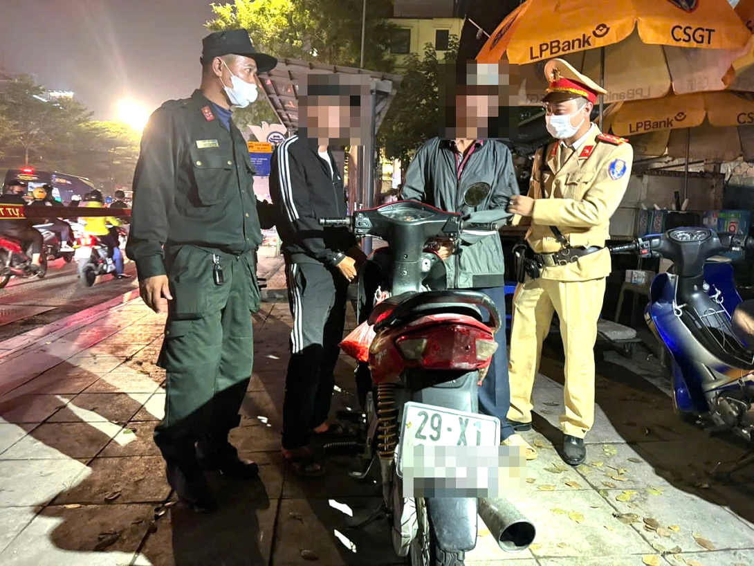 Dấu hiệu bất thường lộ ra 2 người đ&agrave;n &ocirc;ng vừa l&agrave;m việc phạm ph&aacute;p- Ảnh 1.