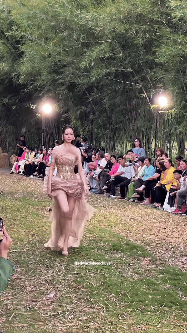 Mỹ nữ 1m85 catwalk quá mượt trên đôi ca…