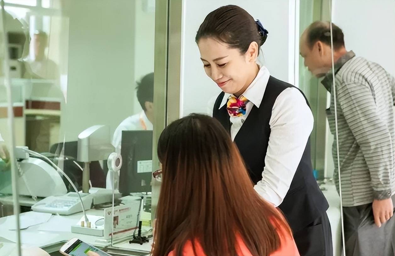 Người phụ nữ nhận được 2 tỷ đồng tiền chuyển khoản nhầm nhưng nhất quyết kh&ocirc;ng trả lại người mất, c&ograve;n được ng&acirc;n h&agrave;ng ủng hộ: &ldquo;Chị l&agrave;m vậy l&agrave; đ&uacute;ng&rdquo;- Ảnh 2.