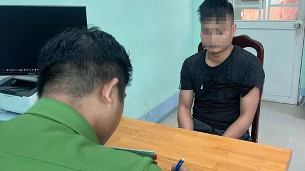 Nh&acirc;n th&acirc;n đối tượng đập ph&aacute; &ocirc; t&ocirc; khi va chạm tr&ecirc;n đường g&acirc;y x&ocirc;n xao mạng x&atilde; hội- Ảnh 1.