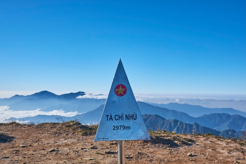 "Thiên đường mây tím" cao 3.000m hút hàng nghìn người tới check-in: Top 7 ngọn núi cao nhất Việt Nam, chỉ cách Hà Nội 250km- Ảnh 9.