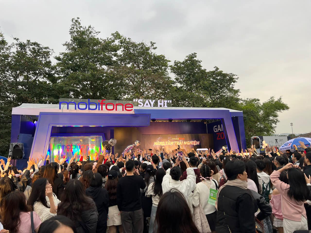 MobiFone nâng tầm trải nghiệm, thu hút đông đảo khán giả tại concert 3 Anh Trai Say Hi- Ảnh 3.