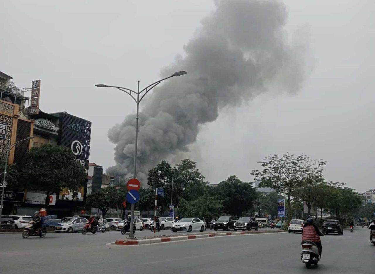 H&agrave; Nội: Cột kh&oacute;i bốc cao ở gara, c&ocirc;ng an phong tỏa cả con phố, sơ t&aacute;n nhiều xe &ocirc; t&ocirc;- Ảnh 1.