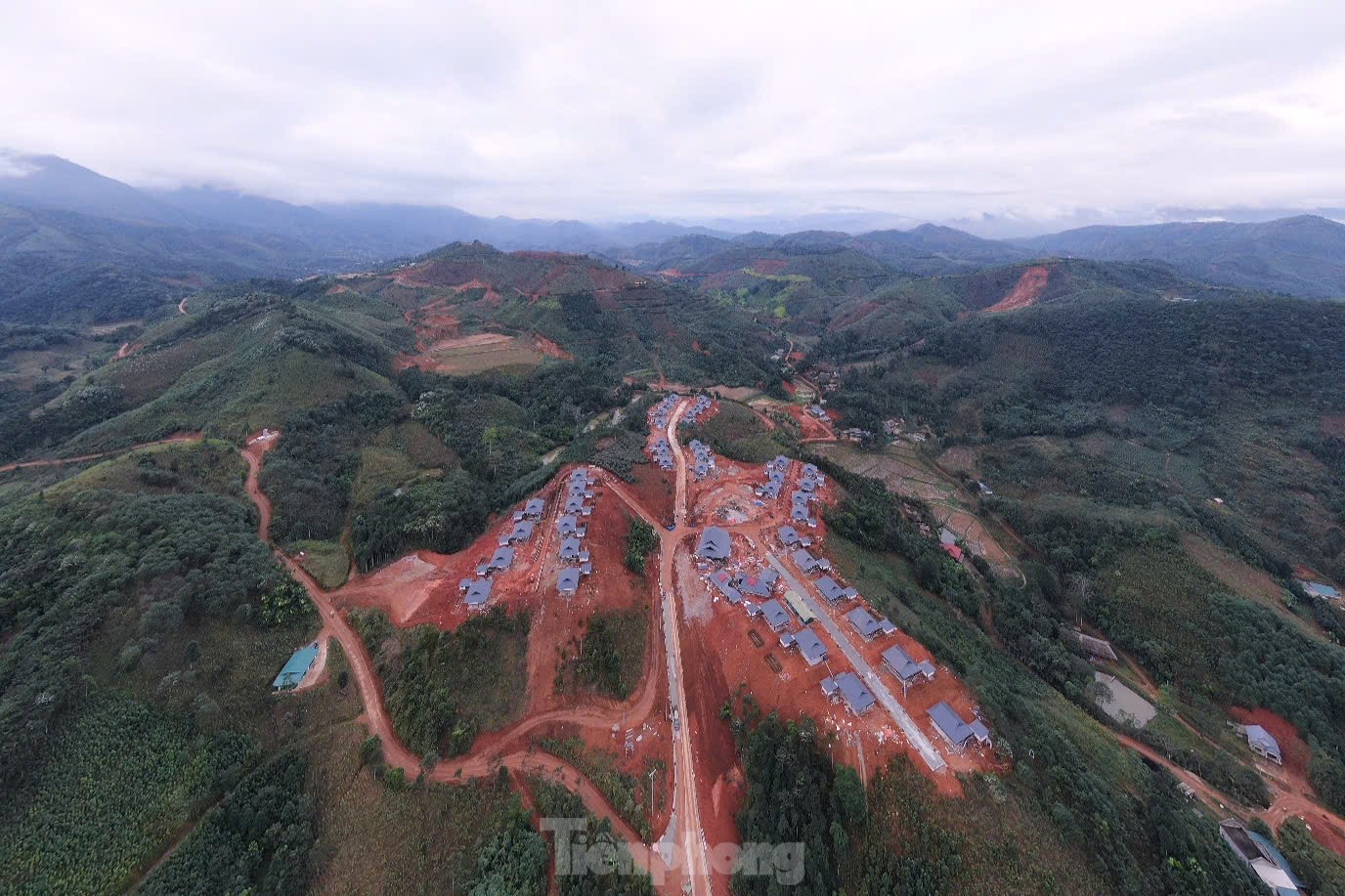 Người d&acirc;n L&agrave;ng Nủ dựng vườn, trồng hoa chuẩn bị về nh&agrave; mới- Ảnh 1.