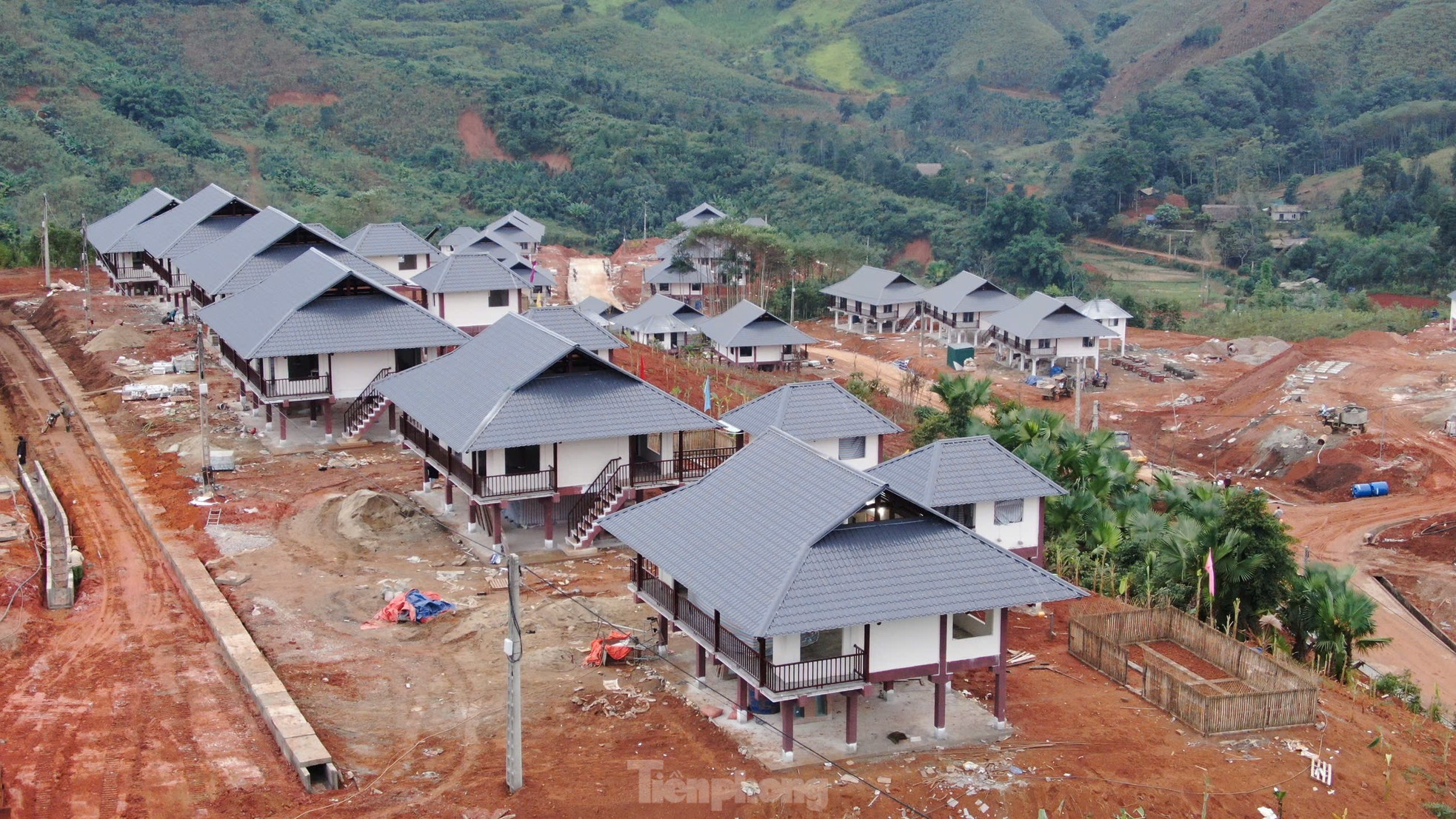 Người d&acirc;n L&agrave;ng Nủ dựng vườn, trồng hoa chuẩn bị về nh&agrave; mới- Ảnh 12.