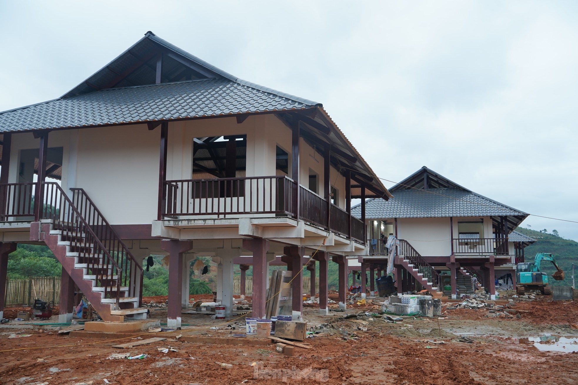Người d&acirc;n L&agrave;ng Nủ dựng vườn, trồng hoa chuẩn bị về nh&agrave; mới- Ảnh 5.