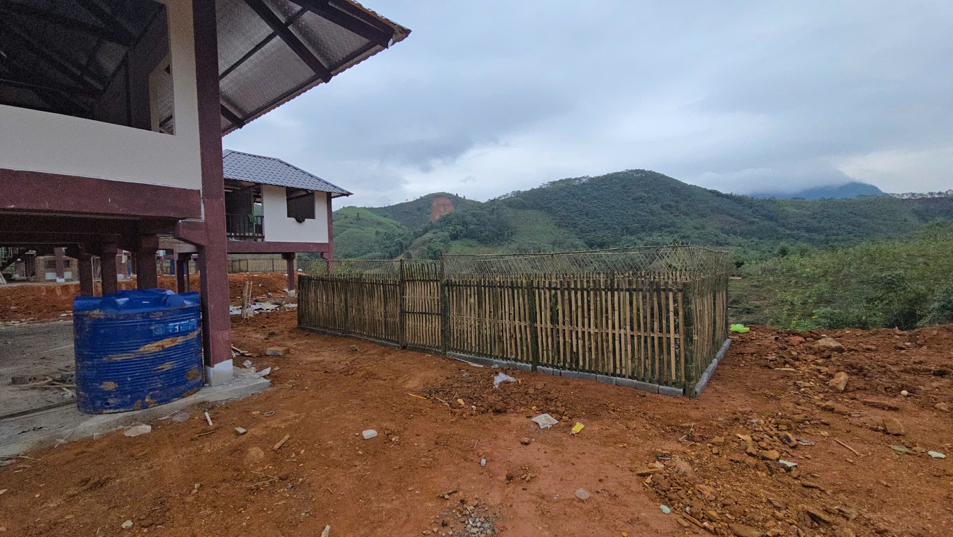 Người d&acirc;n L&agrave;ng Nủ dựng vườn, trồng hoa chuẩn bị về nh&agrave; mới- Ảnh 8.