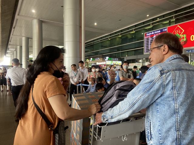 Sân bay Tân Sơn Nhất những ngày này: 1 người về 10 người đón, đông đúc từ sáng đến đêm - Ảnh 5.