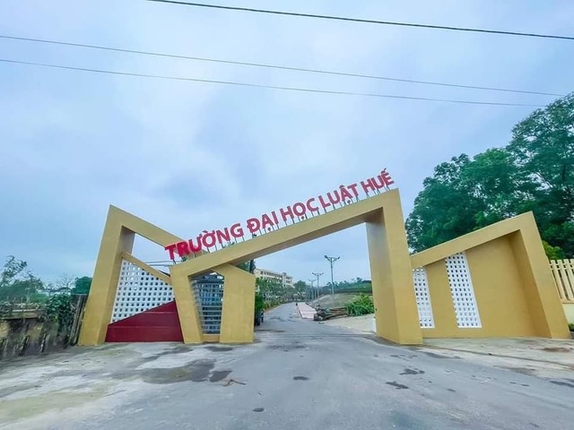 Những chiếc cổng trường bá đạo nhất Việt Nam: Từ parabol đến thiết kế xiêu vẹo, gi gỉ gì gi dáng gì cũng có - Ảnh 1.