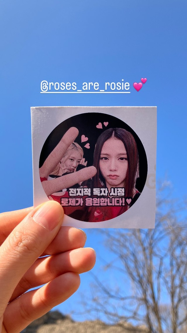 Rosé (BLACKPINK) ủng hộ Jisoo trong phim điện ảnh mới - Ảnh 2.