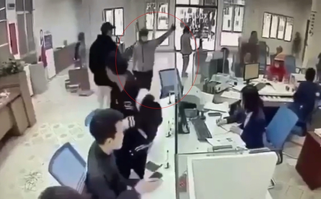 Cướp ngân hàng ở Nghệ An: Đối tượng cầm dao và vật liệu nổ đe doạ nhân viên đưa tiền - Ảnh 2.