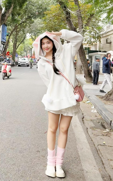 Lọ Lem - ái nữ MC Quyền Linh bị giục debut làm idol khi khoe trọn đôi chân thẳng tắp như kiếm Nhật trên sân khấu - Ảnh 1.