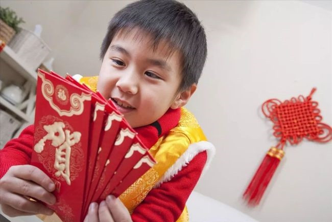 Ngay khi thấy bác hàng xóm sang xông nhà, con tôi buột miệng nói 1 câu khiến bố mẹ tái mặt, mới đầu xuân đã phải rối rít xin lỗi - Ảnh 1.