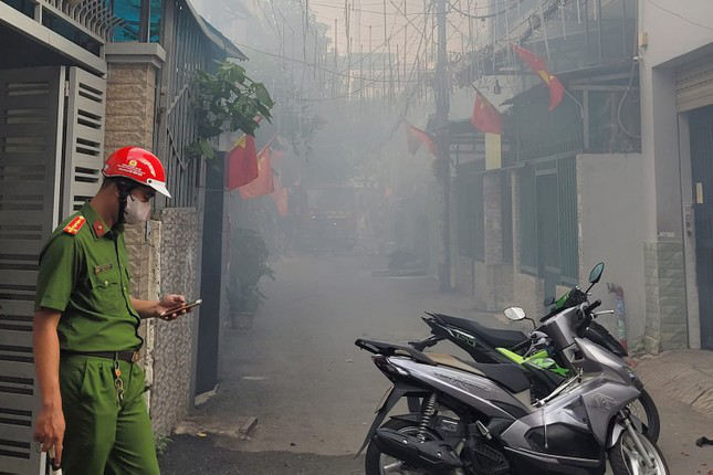 Khói lửa bao trùm vựa phế liệu trong hẻm, cột khói bốc cao hàng chục mét - Ảnh 2.