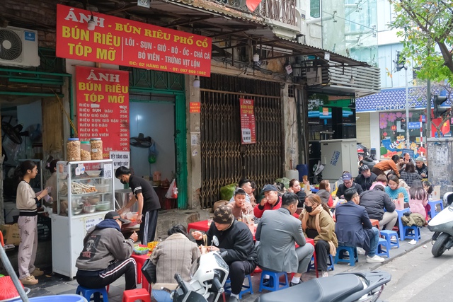 View - Hà Nội mùng 1 Tết: Dân tình tấp nập đi ăn bún riêu, bún ốc, khách Tây cũng tưng bừng hưởng ứng Tết Thủ đô