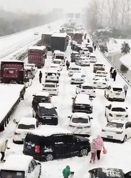 Huyền Vân của Trung Quốc chật vật vì bão tuyết: ‘Đứng yên’ trên đường 6 ngày 5 đêm, ăn hết quà Tết vì đói