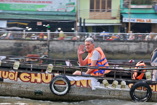 Khách Tây dậy sớm ăn bánh canh, uống cà phê trên chợ nổi, thích thú trải nghiệm không khí Tết miền Tây - Ảnh 4.