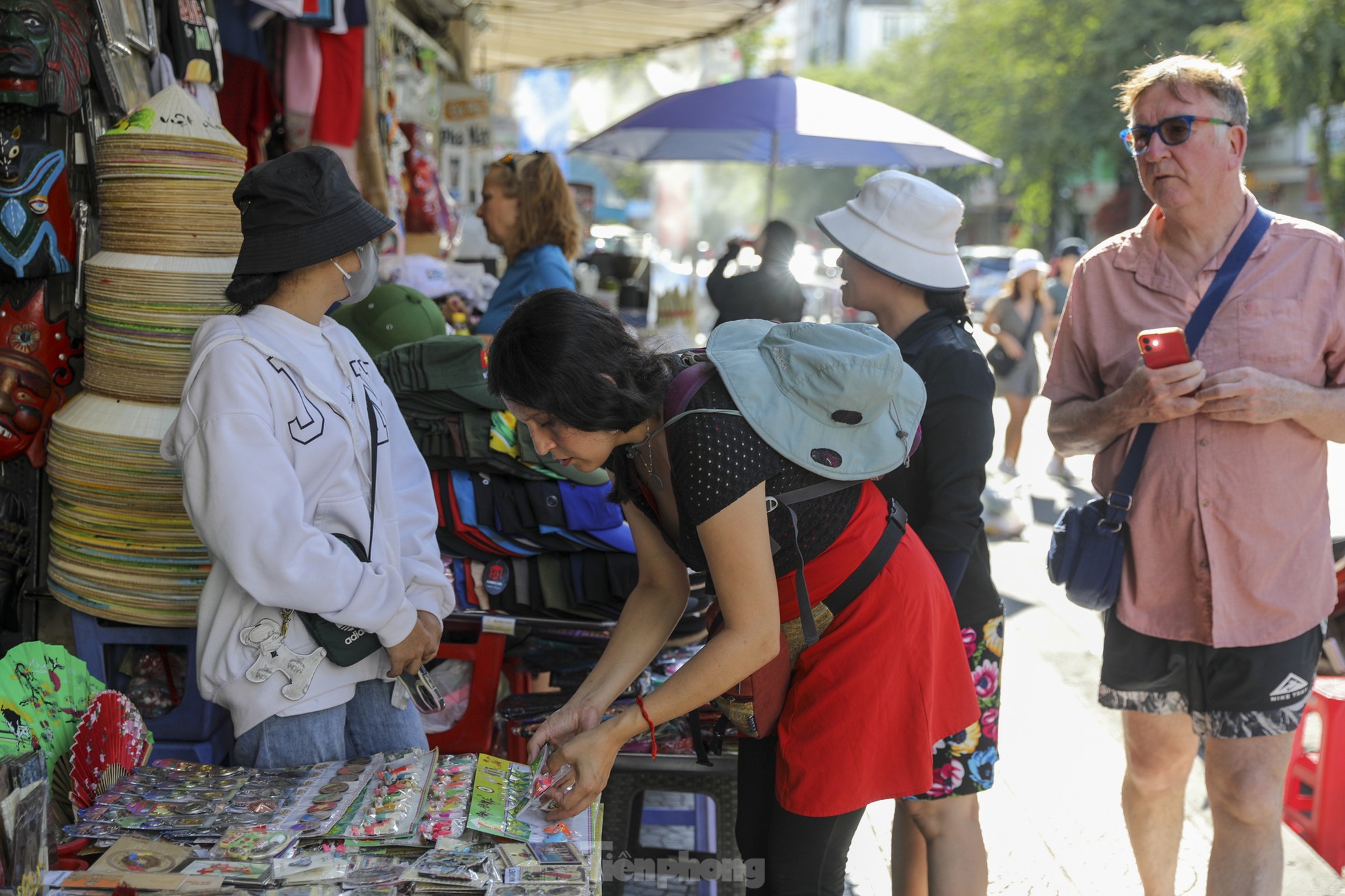 View - Mùng 2 Tết: Khách nước ngoài nườm nượp đến chợ Bến Thành, "chốt" đặc sản liền tay