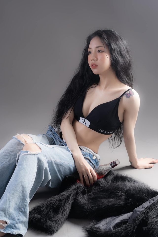View - Hotgirl bóng đá Trần Thị Duyên khoe bộ ảnh cực gợi cảm đón năm mới