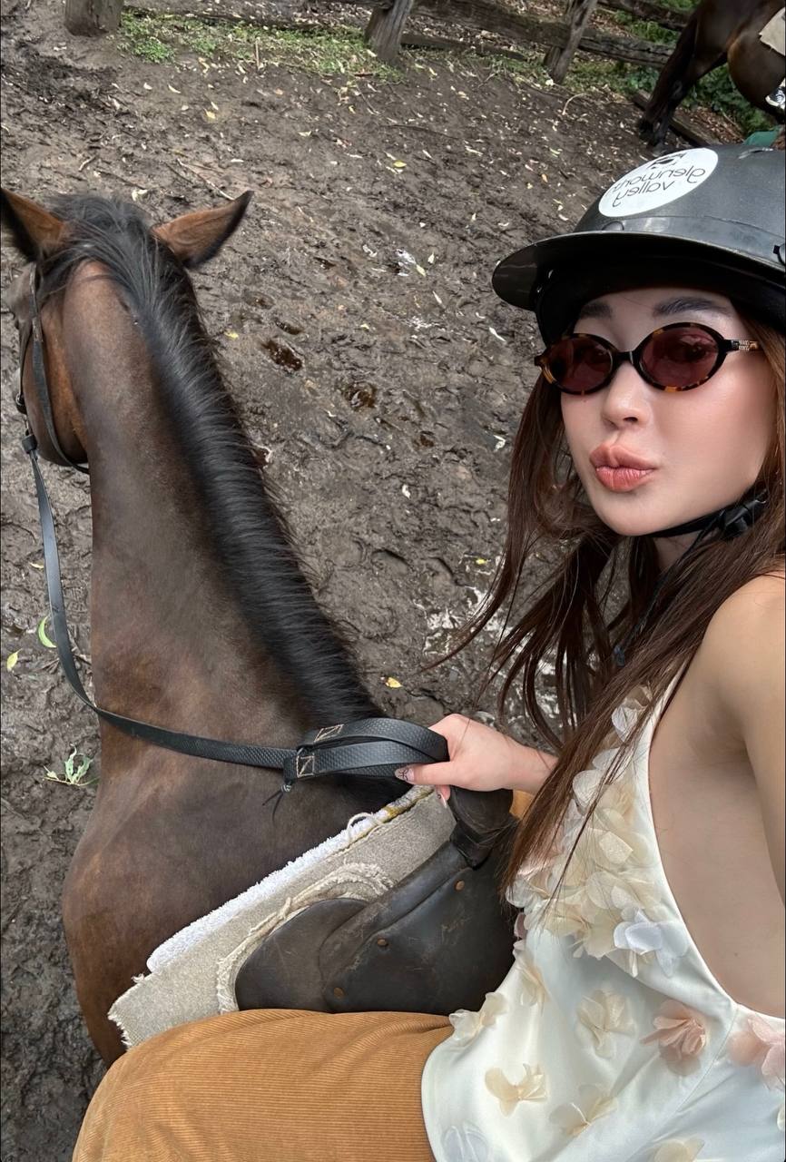 View - Sao Việt vi vu ngày Tết: Chi Pu rạng rỡ ở trời Tây, á hậu Thảo Nhi Lê sành điệu du hí từ nước này sang nước khác