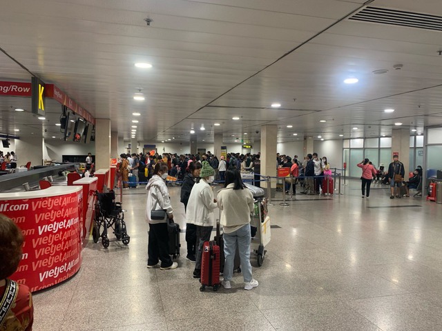 Sân bay Tân Sơn Nhất lại tất bật đón khách trở lại TP HCM - Ảnh 2.