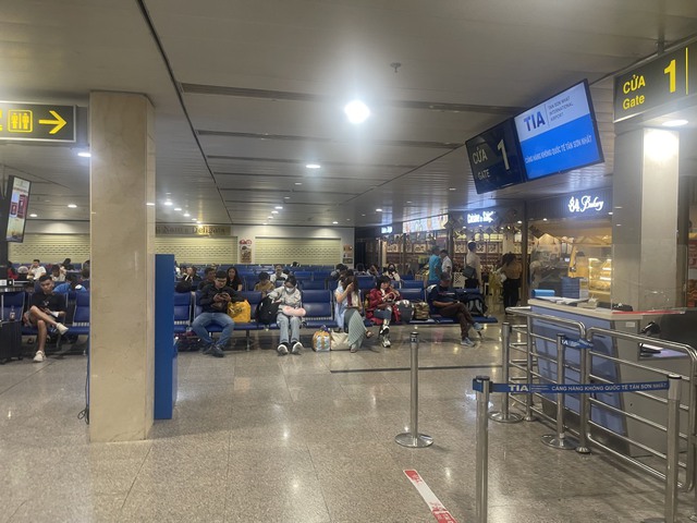 Sân bay Tân Sơn Nhất lại tất bật đón khách trở lại TP HCM - Ảnh 1.