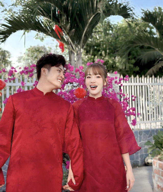Mỹ nhân Việt diện áo dài local brand du xuân mùng 3 Tết: Người nhẹ nhàng với tông hồng, người ưu ái sắc xanh - Ảnh 3.