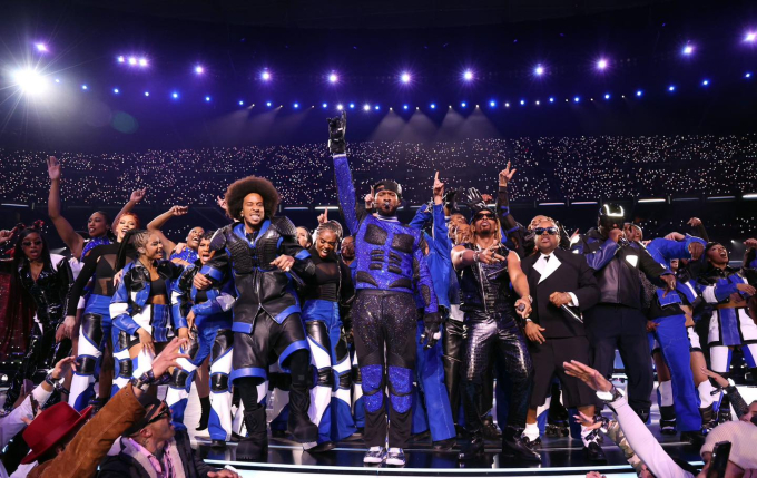 View - Beyoncé chỉ cùng chồng đi xem Super Bowl cũng biết cách chiếm hết spotlight: Vừa tung clip quảng cáo, vừa nhá hàng album mới!