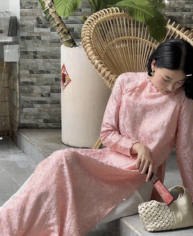 Mỹ nhân Việt diện áo dài local brand du xuân mùng 3 Tết: Người nhẹ nhàng với tông hồng, người ưu ái sắc xanh - Ảnh 15.