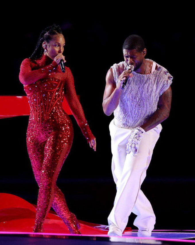 View - Usher mang đến Super Bowl 1 màn trình diễn chán đến buồn ngủ, đã vậy còn bị Taylor Swift - Beyoncé thi nhau giật spotlight!