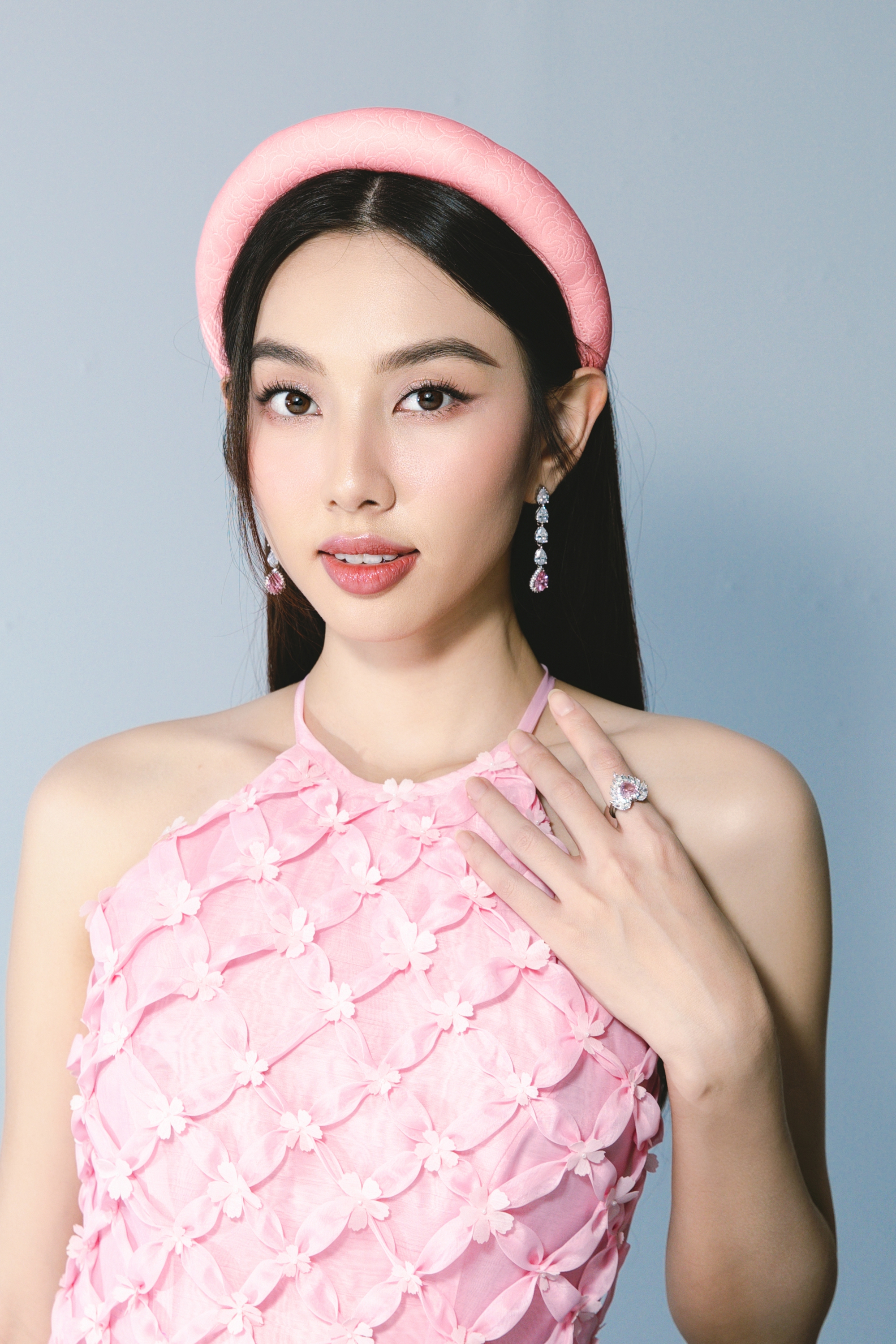 View - Hoa hậu Thuỳ Tiên: "Gia đình tôi chưa bao giờ đặt câu hỏi về chuyện lấy chồng mỗi dịp Tết đến"