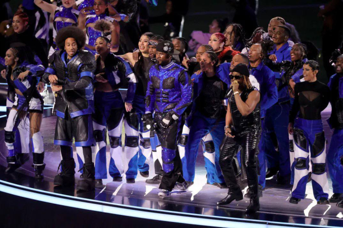 View - Usher mang đến Super Bowl 1 màn trình diễn chán đến buồn ngủ, đã vậy còn bị Taylor Swift - Beyoncé thi nhau giật spotlight!