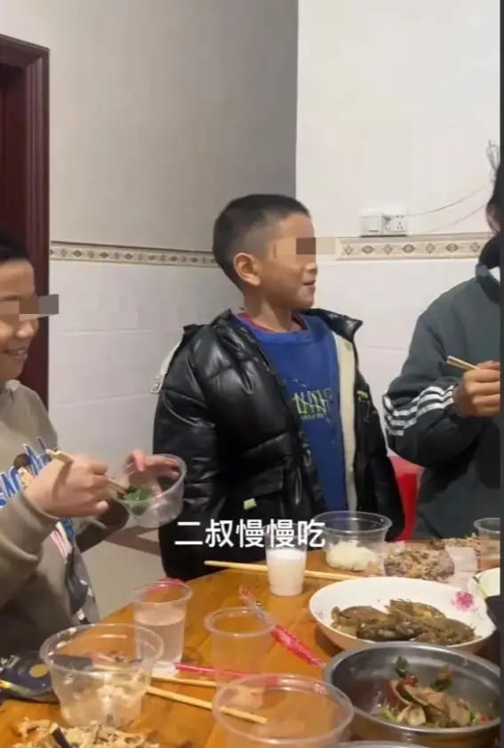 Video cậu b&eacute; lần lượt xin ph&eacute;p từng người lớn tr&ecirc;n b&agrave;n cơm ng&agrave;y Tết g&acirc;y b&atilde;o, d&acirc;n mạng thấy mệt thay: Như m&agrave;n tra tấn! - Ảnh 2.