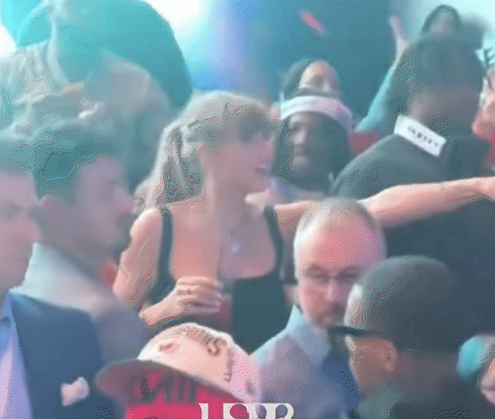 Taylor Swift hôn bạn trai trên nền nhạc Love Story remix giật giật, hướng về nhau hát bản hit duyên nợ với Kanye West! - Ảnh 6.