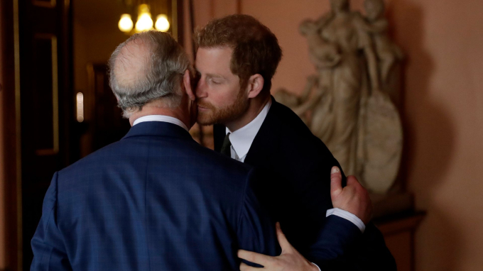 Bên trong cuộc hội ngộ 45 phút đầy cảm xúc của Hoàng tử Harry và Vua Charles sau 9 tháng xa cách