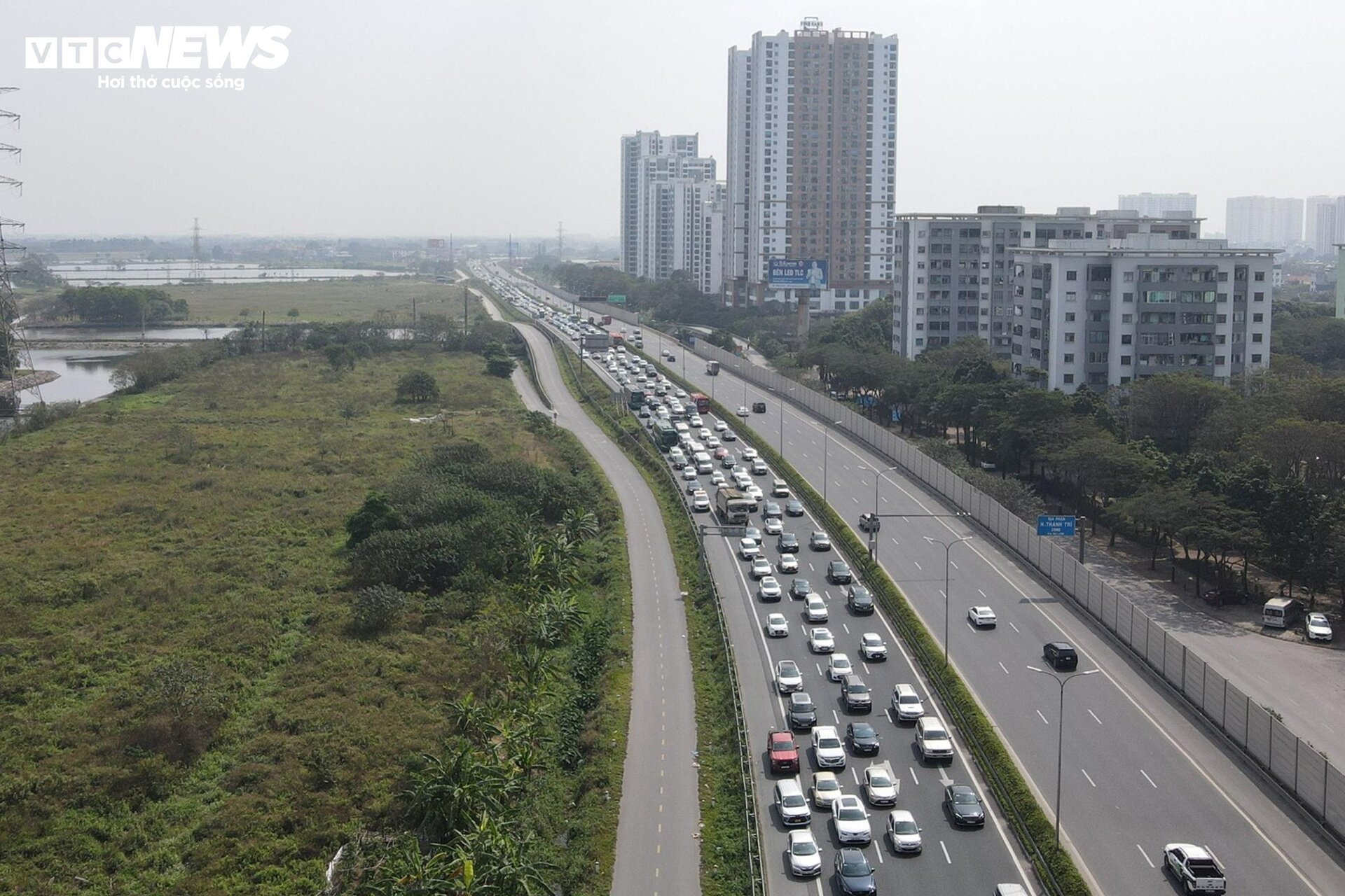 View - Người dân trở lại Hà Nội sớm, cao tốc Pháp Vân - Cầu Giẽ kẹt cứng