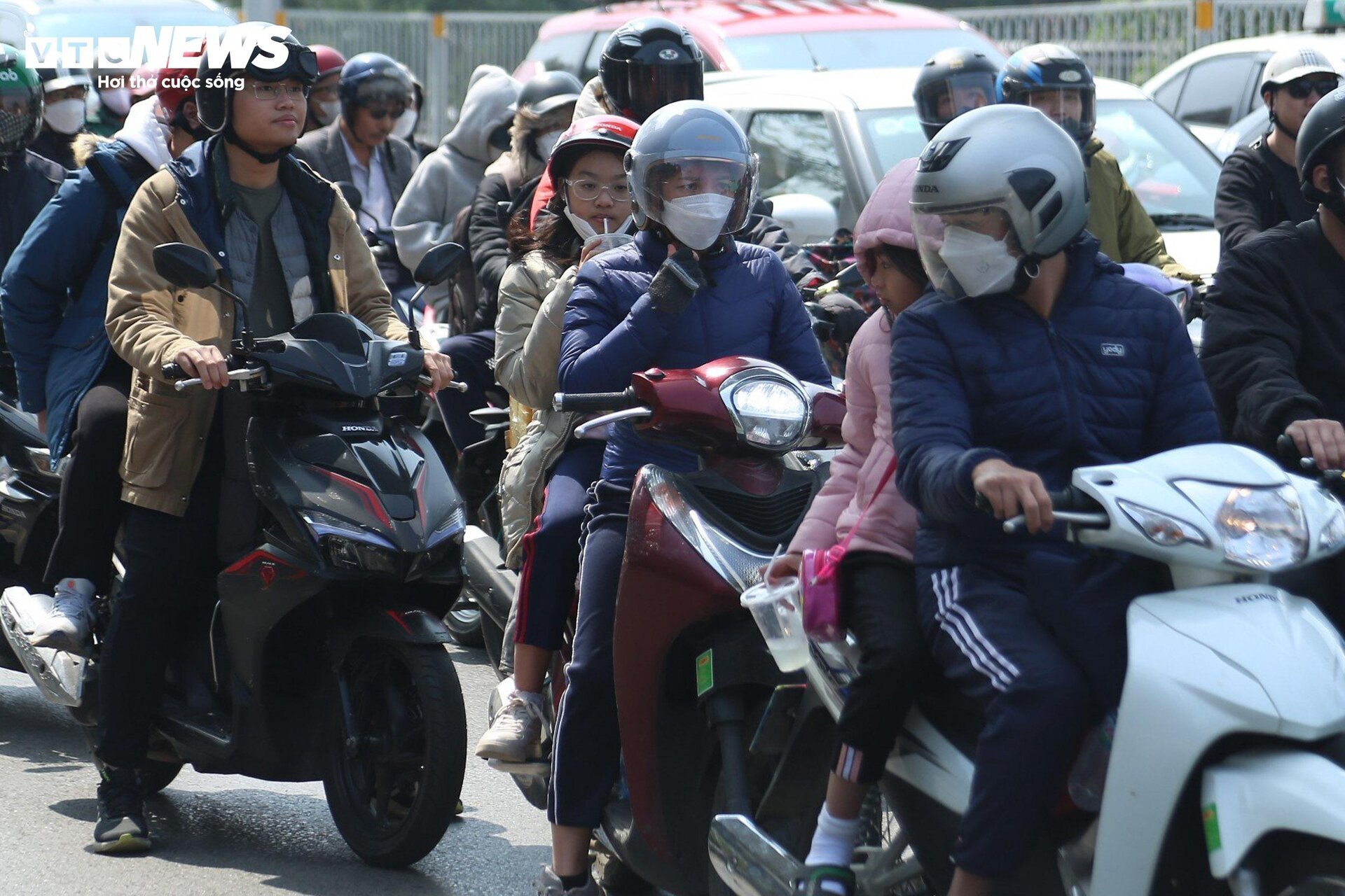 View - Người dân trở lại Hà Nội sớm, cao tốc Pháp Vân - Cầu Giẽ kẹt cứng