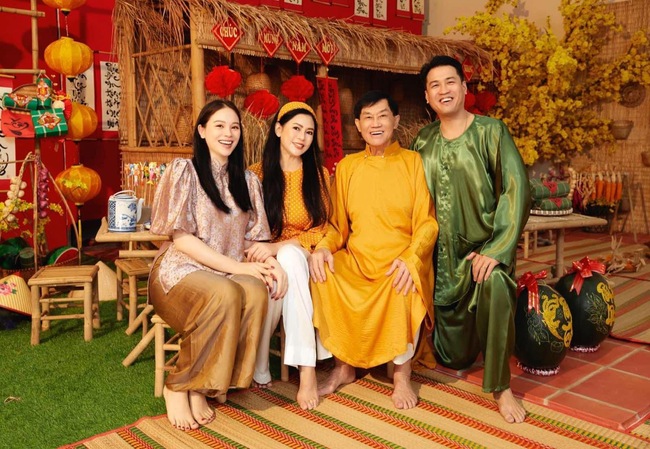 View - Linh Rin khoe ảnh chụp cùng bố mẹ chồng tỷ phú, nhìn qua là thấy mối quan hệ mẹ chồng - nàng dâu