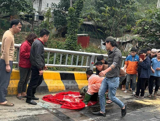 Lật xe kh&aacute;ch khiến nhiều người thương vong ng&agrave;y M&ugrave;ng 4 Tết - Ảnh 6.