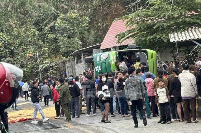 Lật xe kh&aacute;ch khiến nhiều người thương vong ng&agrave;y M&ugrave;ng 4 Tết - Ảnh 5.