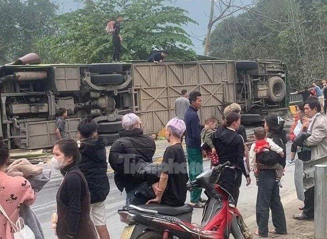 Lật xe kh&aacute;ch khiến nhiều người thương vong ng&agrave;y M&ugrave;ng 4 Tết - Ảnh 4.