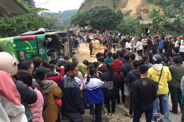 Lật xe kh&aacute;ch khiến nhiều người thương vong ng&agrave;y M&ugrave;ng 4 Tết - Ảnh 2.