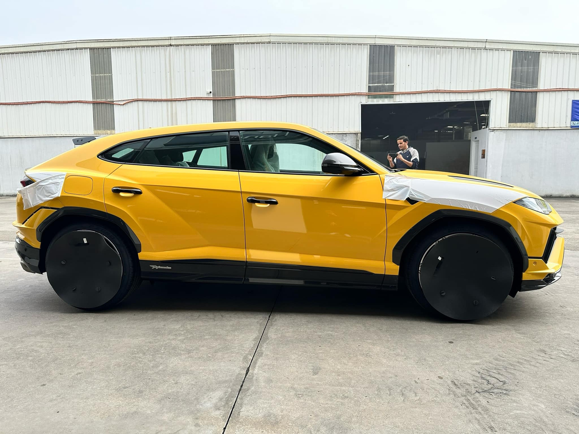 View - Được chồng tặng Lamborghini Urus Performante đúng dịp sinh nhật, Đoàn Di Băng công bố: "Sắp treo biển thần tài lớn mới trúng đấu giá"